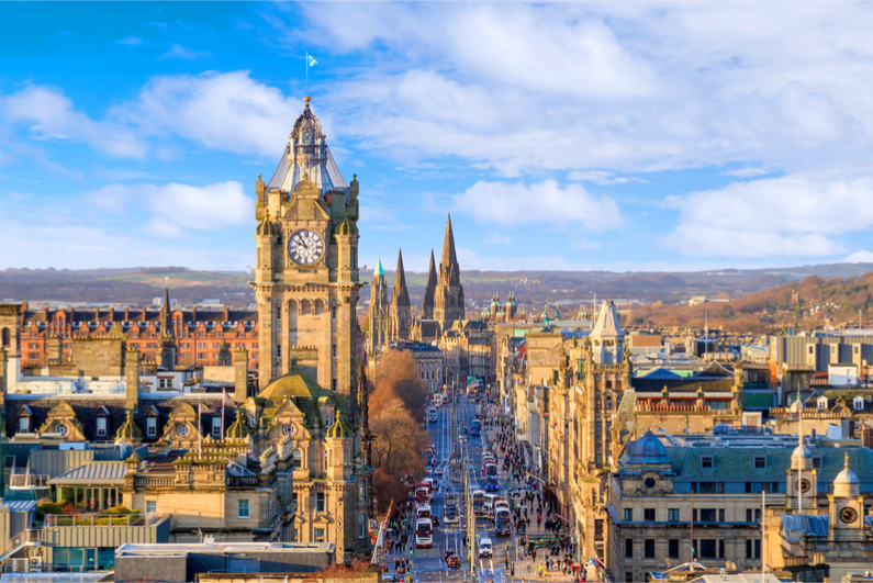 Old town Edinburgh and Edinburgh castle in Scotland